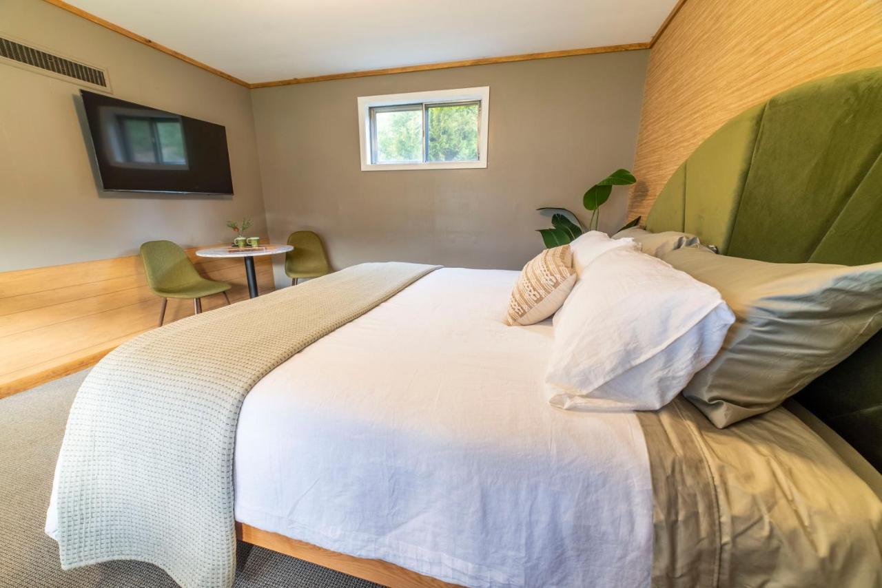 The Springs Motel New Ashford Bagian luar foto